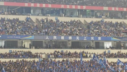 苏超南京主场致敬教师节！200名小球员“火力全开”