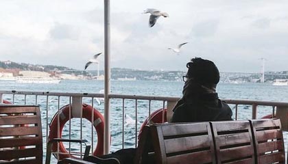 理性追星！奥纳纳推开想与他合影的球迷，但被另一人丢水瓶